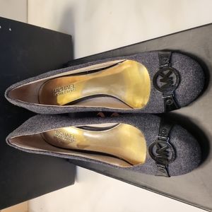 MICHAEL KORS gray & black dress heels